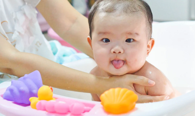 O que acontece se um bebê comer uma bomba de banho?